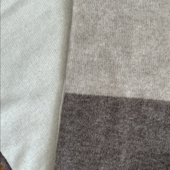 Tahari 100% Cashmere Tri Color Scarf Wrap Colorblock NWT - Picture 4 of 8